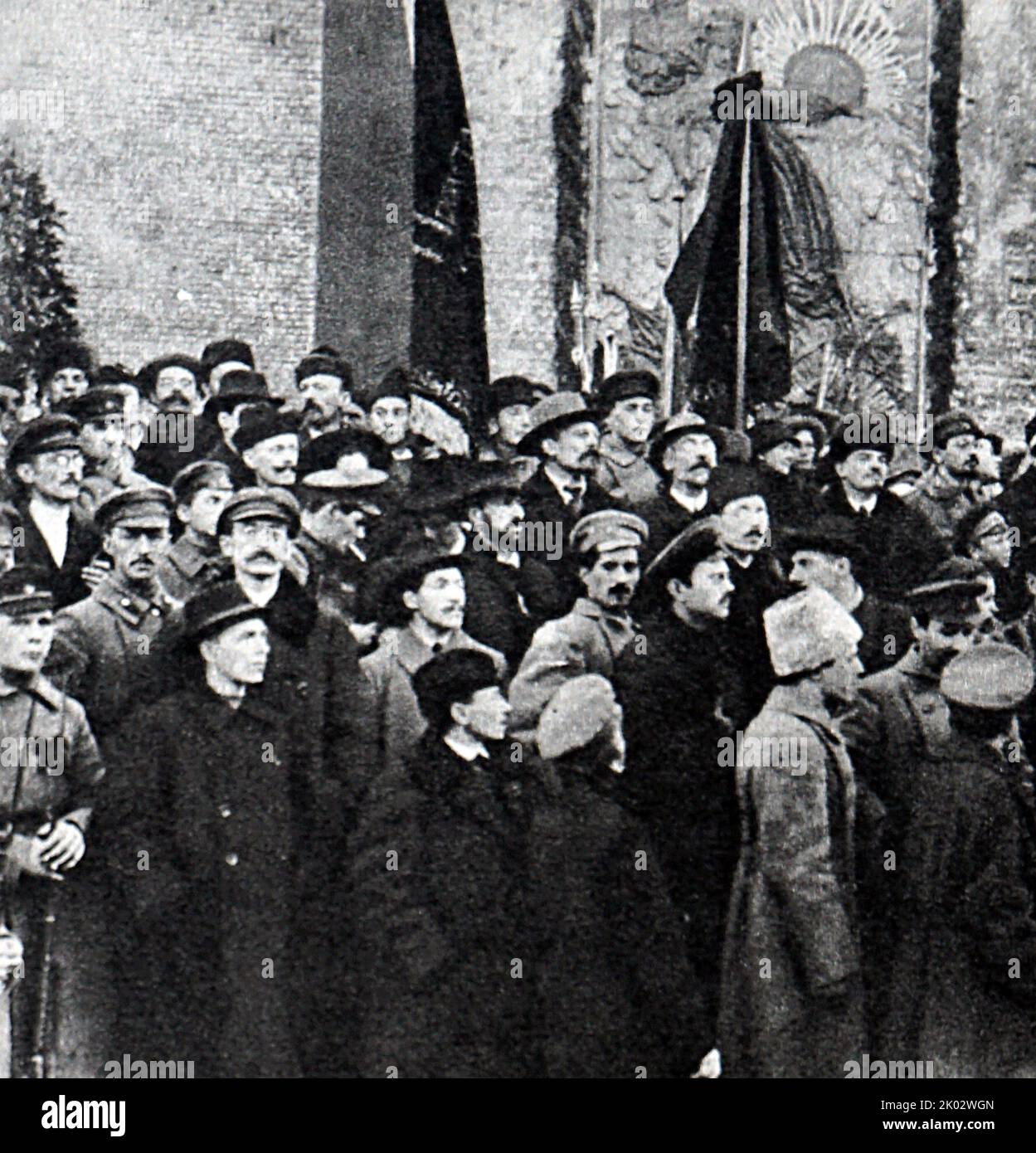 Lénine V. I. , Sverdlov ya. M. Bolchevik administrateur du parti et président du Comité exécutif central de la Russie de 1917 à 1919. Sur la place Rouge près du mur du Kremlin lors d'une manifestation de travailleurs consacrée au premier anniversaire de la Grande Révolution socialiste d'octobre. 1918, 7 novembre. Moscou. Leonidov L. ya. Banque D'Images