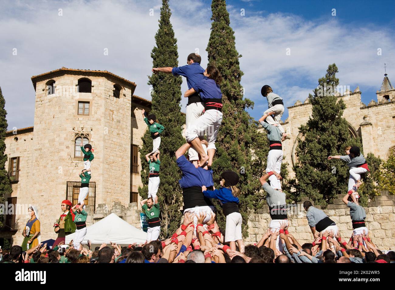 Castellers se présentant sur la Plaza Octavia à Sant Cugat del Valles dans la province de Barcelone en Catalogne Espagne Banque D'Images