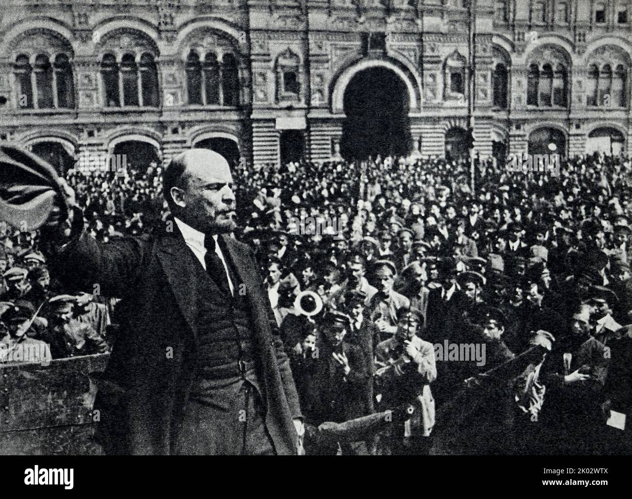 (Restauré) Vladimir Lénine sur la place Rouge, il prononce un discours d'une voiture aux troupes d'entraînement militaire générales. 1919, 25 mai. Moscou. Photographe - K. A. Kuznetsov Banque D'Images