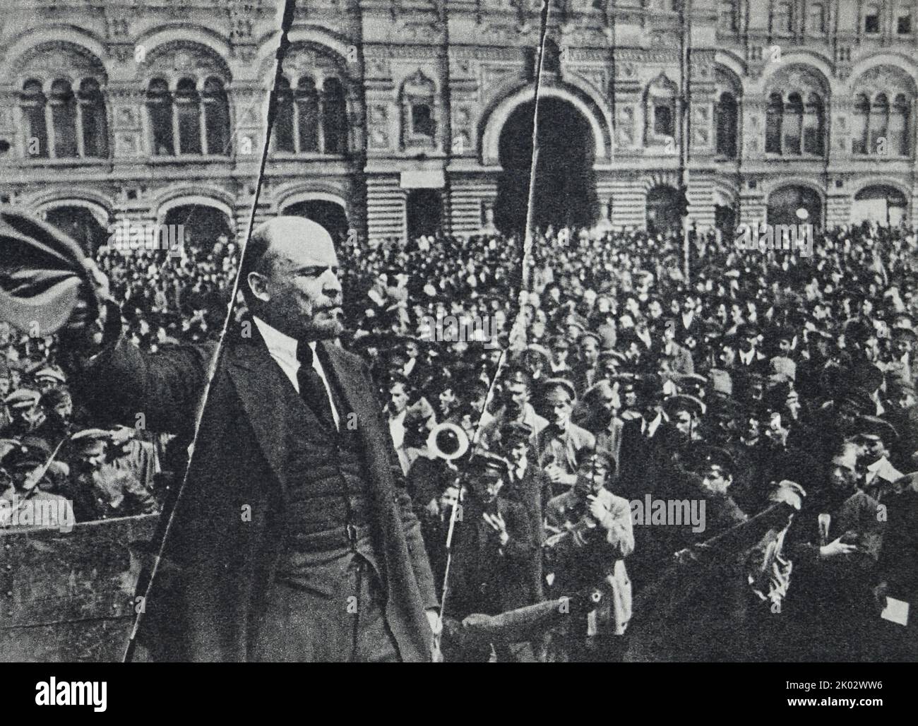 Vladimir Lénine sur la place Rouge, il prononce un discours d'une voiture aux troupes d'entraînement militaires générales. 1919, 25 mai. Moscou. Photographe - K. A. Kuznetsov Banque D'Images