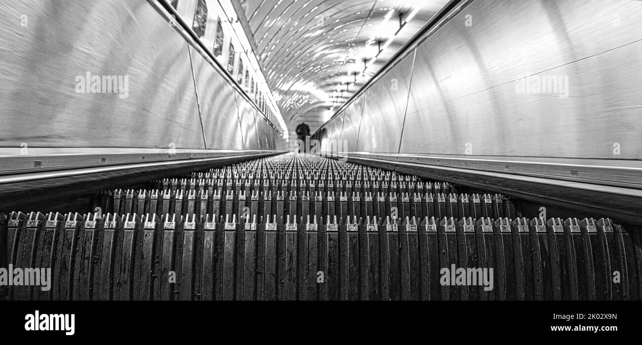 Un gros plan noir et blanc des escaliers roulants Banque D'Images
