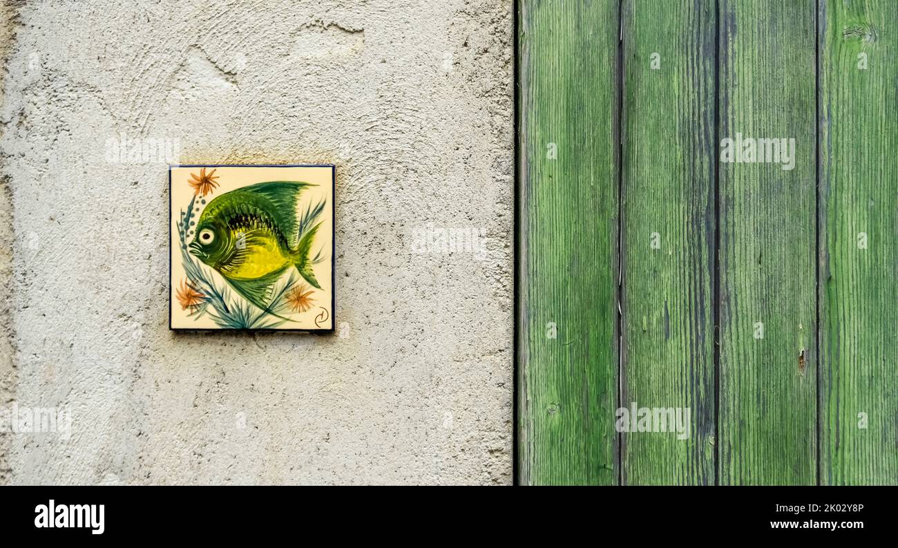 Céramique avec dessin de poisson à Peyriac de Mer. La commune est située dans le Parc naturel régional Narbonnaise en Méditerranée. Banque D'Images