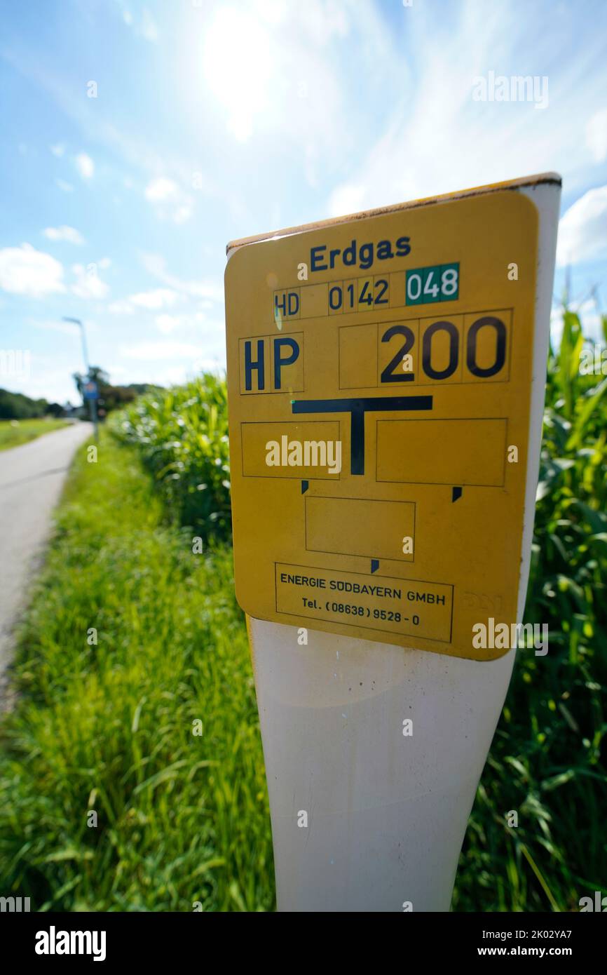 Allemagne, Bavière, haute-Bavière, Altötting Comté, gaz naturel, conduite de gaz, bord de route, champ de maïs, poteau, marquage de pipeline, panneau sur la conduite de gaz naturel Banque D'Images