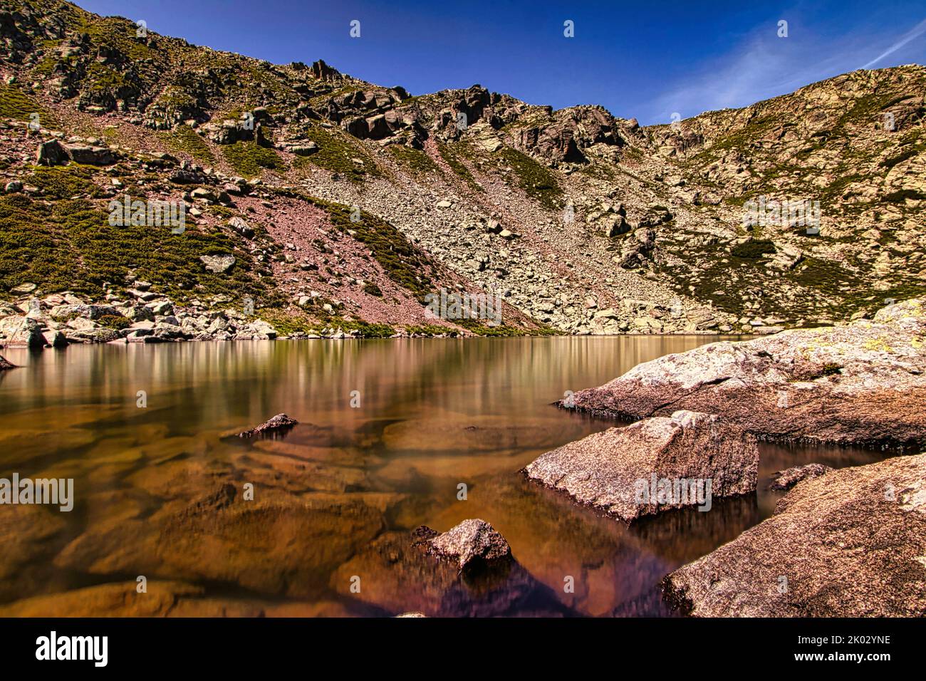 Une belle vue sur le lac Totensee près des montagnes en Suisse Banque D'Images