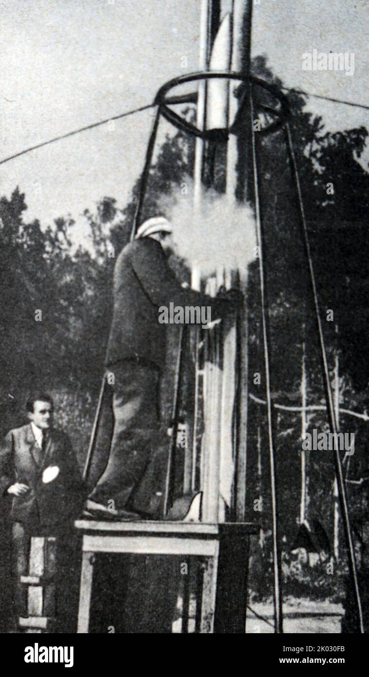 La première fusée soviétique propulsive liquide AIRD-09 est en préparation pour le lancement. À gauche - S. P. Korolev. 17 août 1933. Banque D'Images