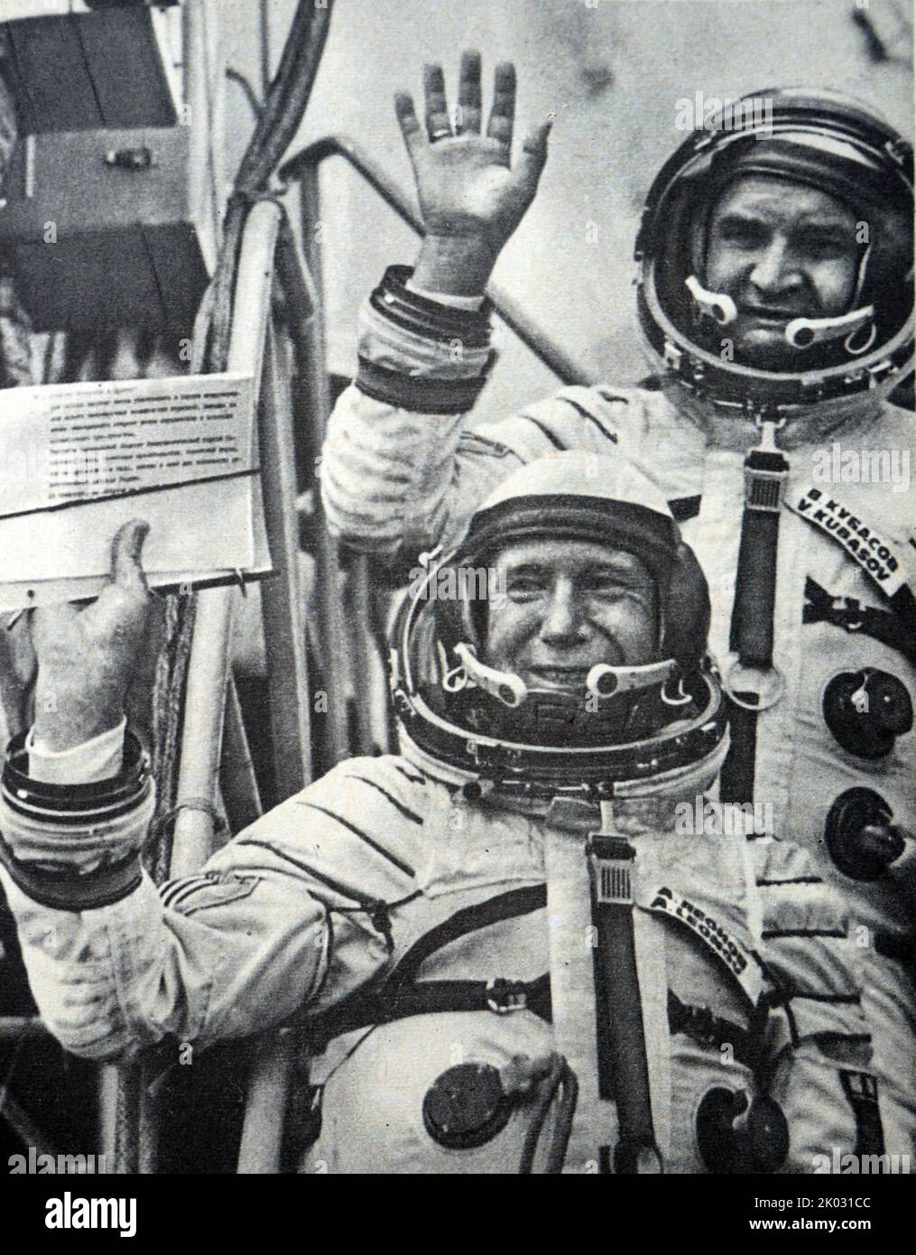 15 juillet 1975 A. Leonov et V. Kubasov disent Au revoir à l'équipe de départ. Banque D'Images