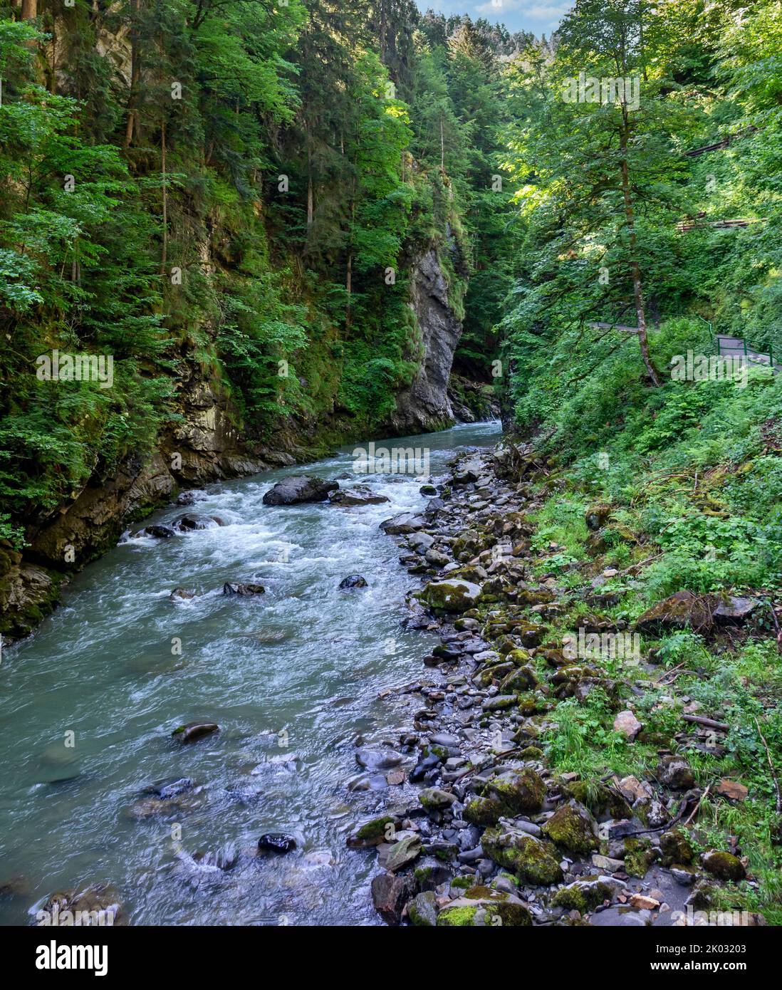 Le Breitachklamm est une gorge créée par le fleuve Breitach dans l'Allgäu près de Tiefenbach, un quartier de la municipalité d'Oberstdorf. Il est d'environ 150m de profondeur et à côté de la Höllentalklamm la gorge la plus profonde des Alpes bavaroises. Vers 300, 000 000 visiteurs font de la randonnée dans les gorges de 2,5 km de long chaque année. Banque D'Images