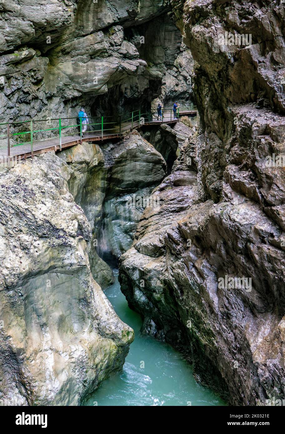 Le Breitachklamm est une gorge créée par le fleuve Breitach dans l'Allgäu près de Tiefenbach, un quartier de la municipalité d'Oberstdorf. Il est d'environ 150m de profondeur et à côté de la Höllentalklamm la gorge la plus profonde des Alpes bavaroises. Autour de 300, 000 visiteurs marchent à travers les gorges de 2,5 km de long chaque année. Banque D'Images
