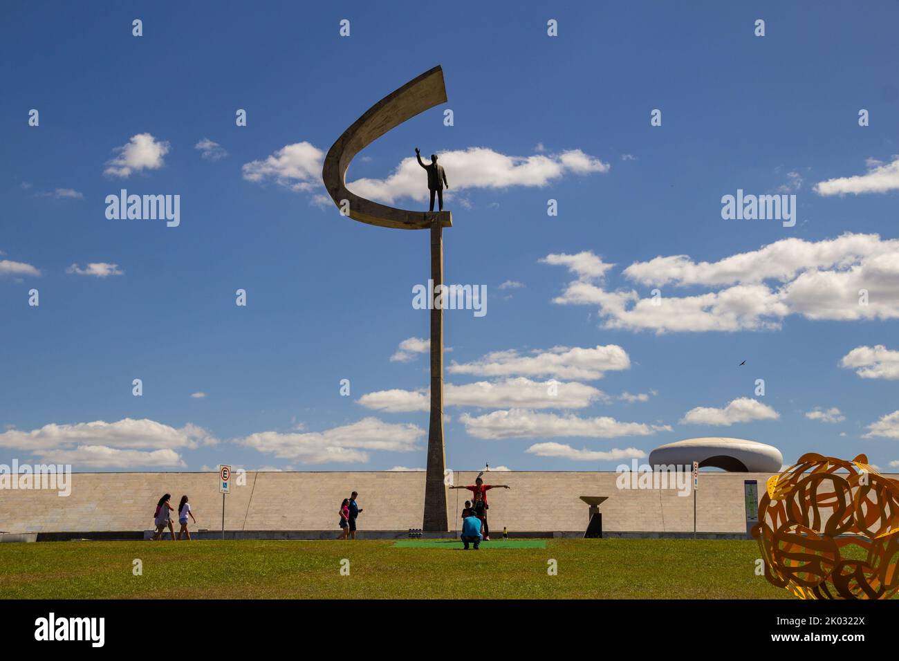 Brasília, District fédéral, Brésil – 23 juillet 2022 : Mémorial du JK à Brasilia avec de nombreux touristes, par une journée claire avec le ciel bleu. Par Oscar Niemeyer. Banque D'Images