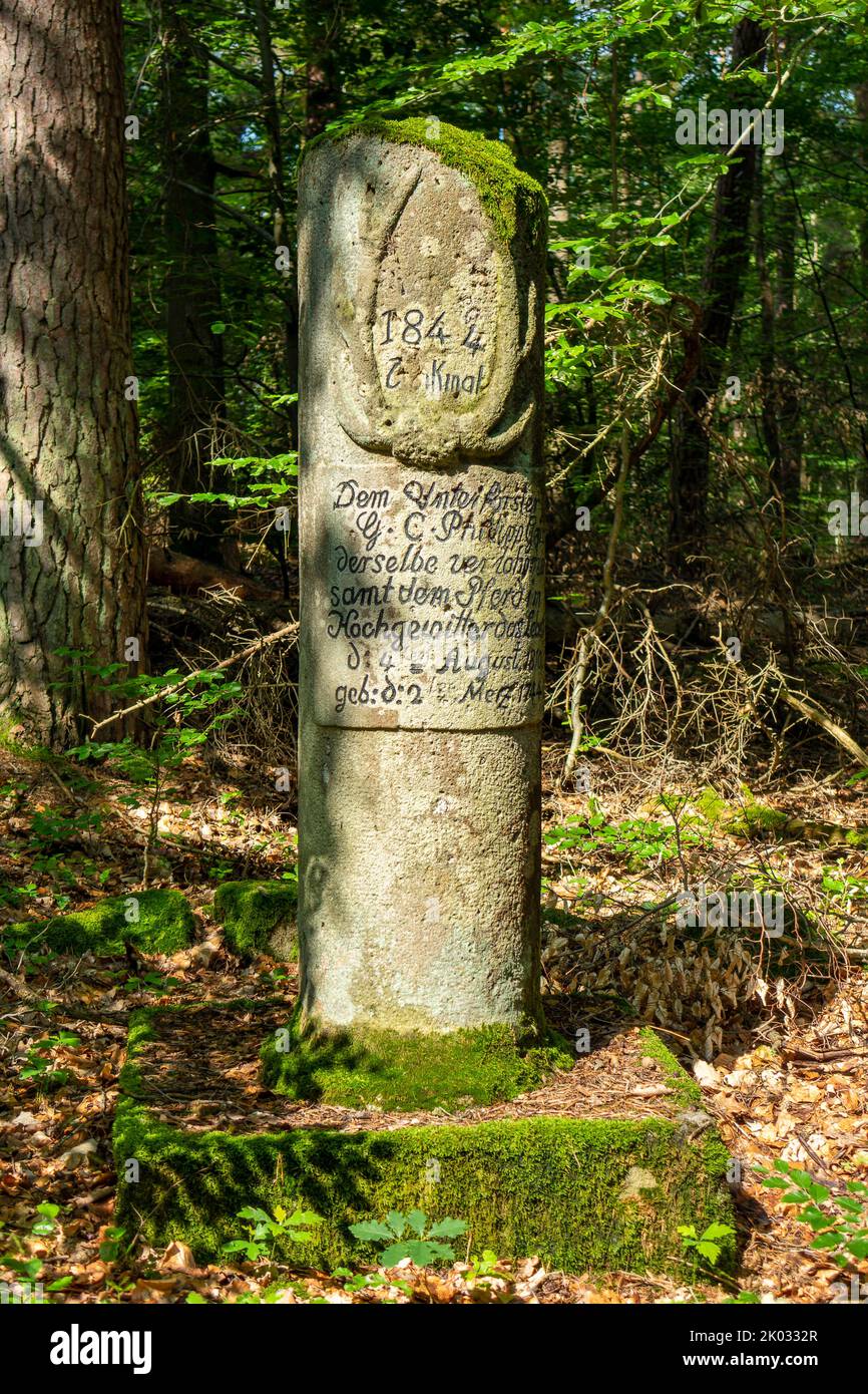Gausstein, monument du sous-forestier G. C. Philipp Gaus, qui a été tué par la foudre avec son cheval sur 4 août 1810. Banque D'Images