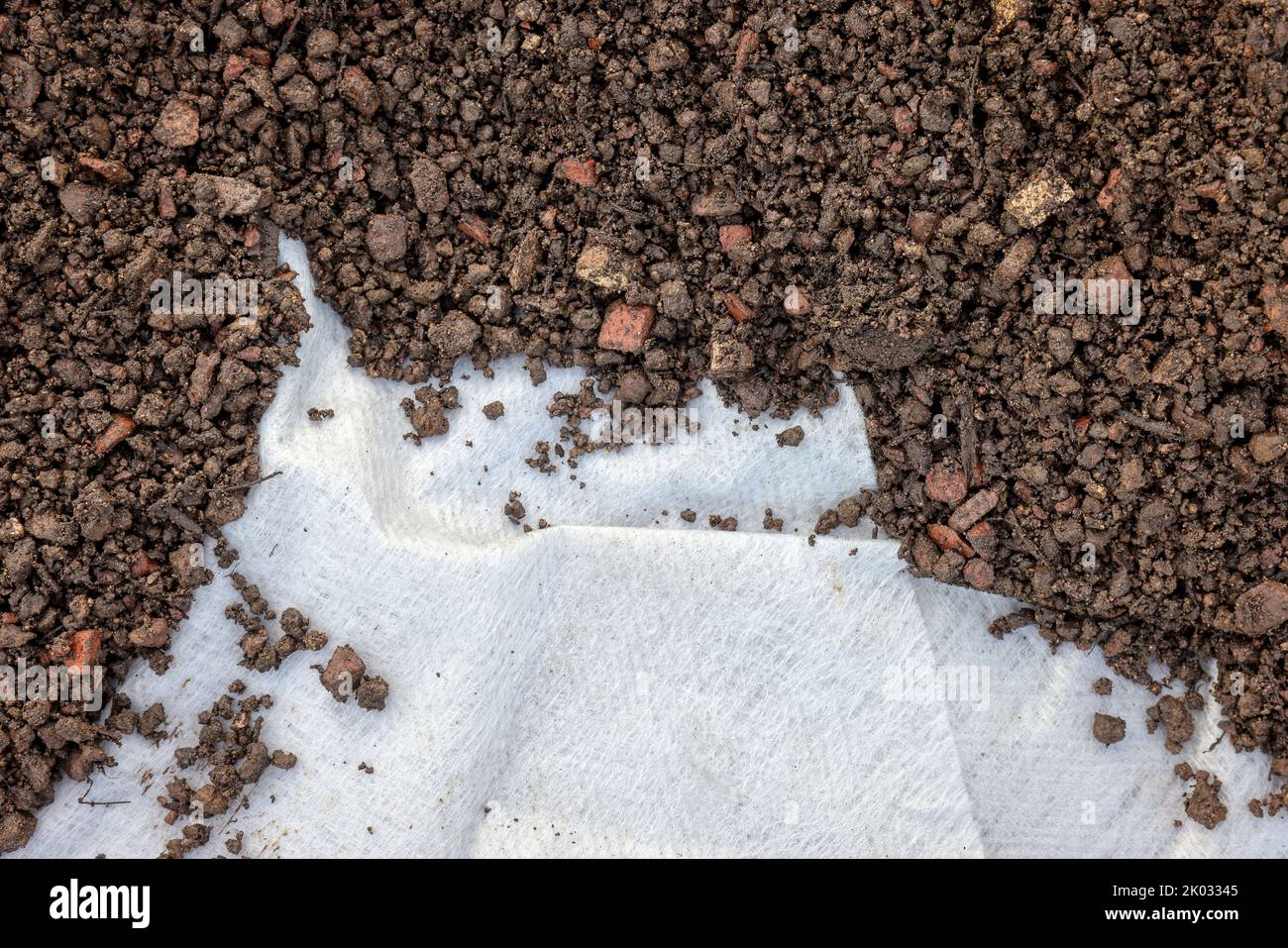 Mülheim an der Ruhr, Rhénanie-du-Nord-Westphalie, Allemagne, toit plat est préparé pour le toit vert. Ici, la couche de substrat est appliquée à la toile de séparation sur la couche de drainage ci-dessous. Banque D'Images