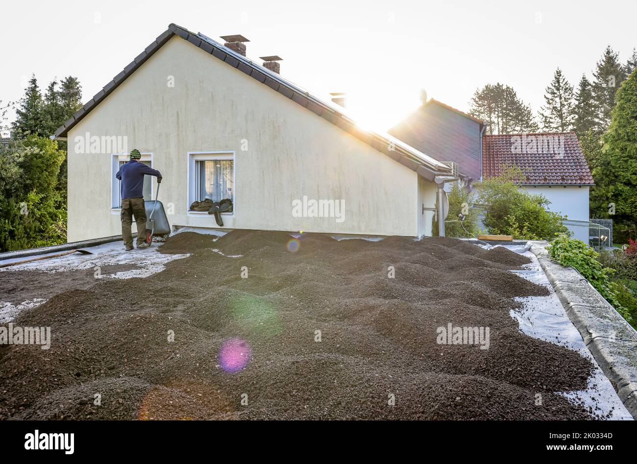 Mülheim an der Ruhr, Rhénanie-du-Nord-Westphalie, Allemagne, toit plat est préparé pour le toit vert. Ici, la couche de substrat est appliquée à la toile de séparation sur la couche de drainage ci-dessous. Banque D'Images