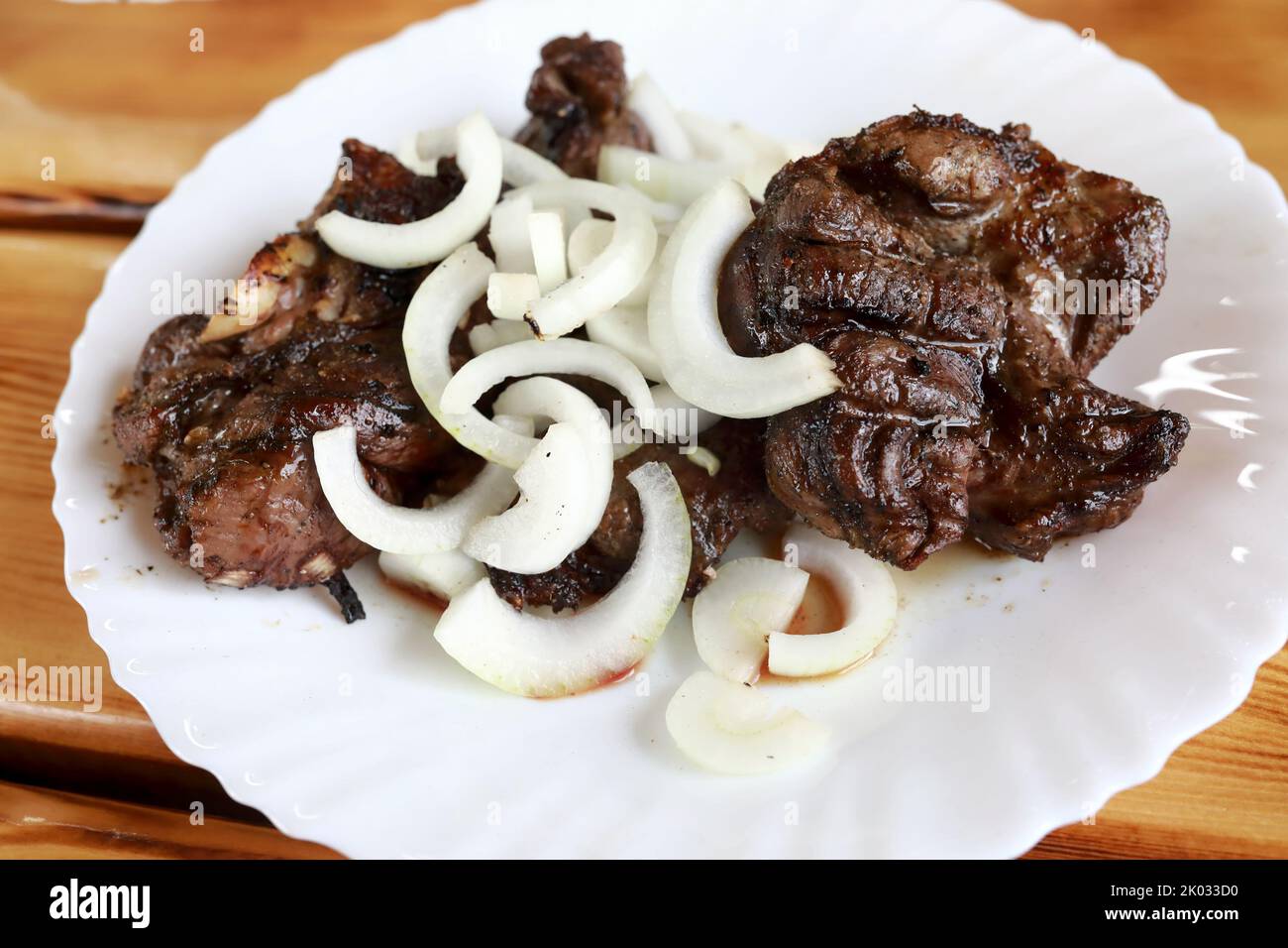 Kebabs d'agneau avec oignons sur l'assiette du restaurant Banque D'Images