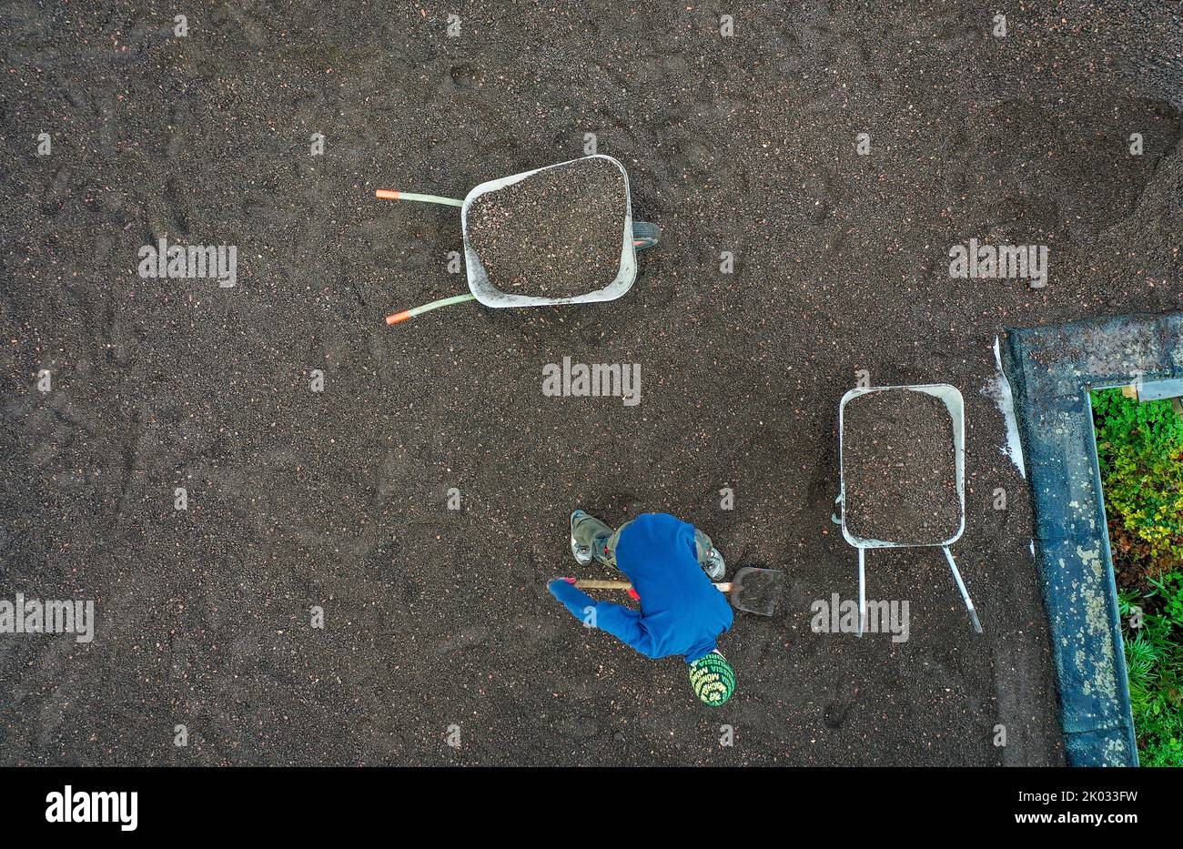 Mülheim an der Ruhr, Rhénanie-du-Nord-Westphalie, Allemagne, toit plat est préparé pour le toit vert. Ici, la couche de substrat est appliquée à la toile de séparation sur la couche de drainage ci-dessous. Banque D'Images