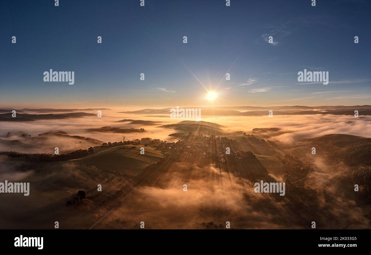 Allemagne, Thuringe, Koenigsee, Horba, village s'élève sur une montagne d'une mer de brouillard, vue d'ensemble, montagnes, vallées, brouillard de vallée, soleil, photo aérienne, rétro-éclairage Banque D'Images