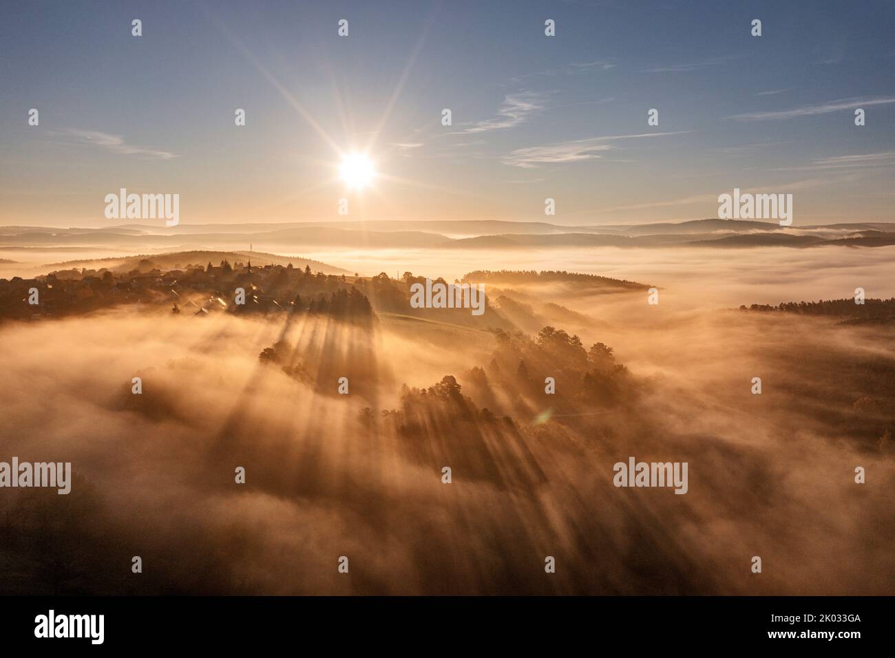 Allemagne, Thuringe, Koenigsee, Horba, village s'élève sur une montagne d'une mer de brouillard, vue d'ensemble, montagnes, vallées, brouillard de vallée, soleil, photo aérienne, rétro-éclairage Banque D'Images