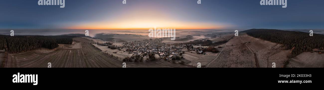 Allemagne, Thuringe, Großbreitenbach, Herschdorf, village, paysage, champs de brouillard, aube, partiellement contre-jour, panorama à 360° Banque D'Images Allemagne, Thuringe, Großbreitenbach, Herschdorf, village, paysage, champs de brouillard, aube, partiellement contre-jour, panorama à 360° Banque D'Images