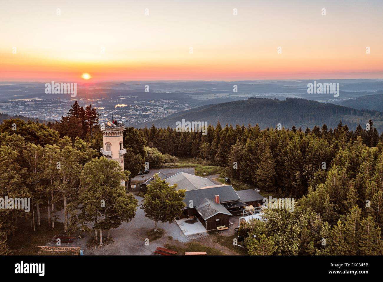 Allemagne, Thuringe, Ilmenau, Kickelhahn, tour d'observation, restaurant, aire de repos, ville (arrière-plan), forêt, montagnes, lever du soleil, vue d'ensemble Banque D'Images