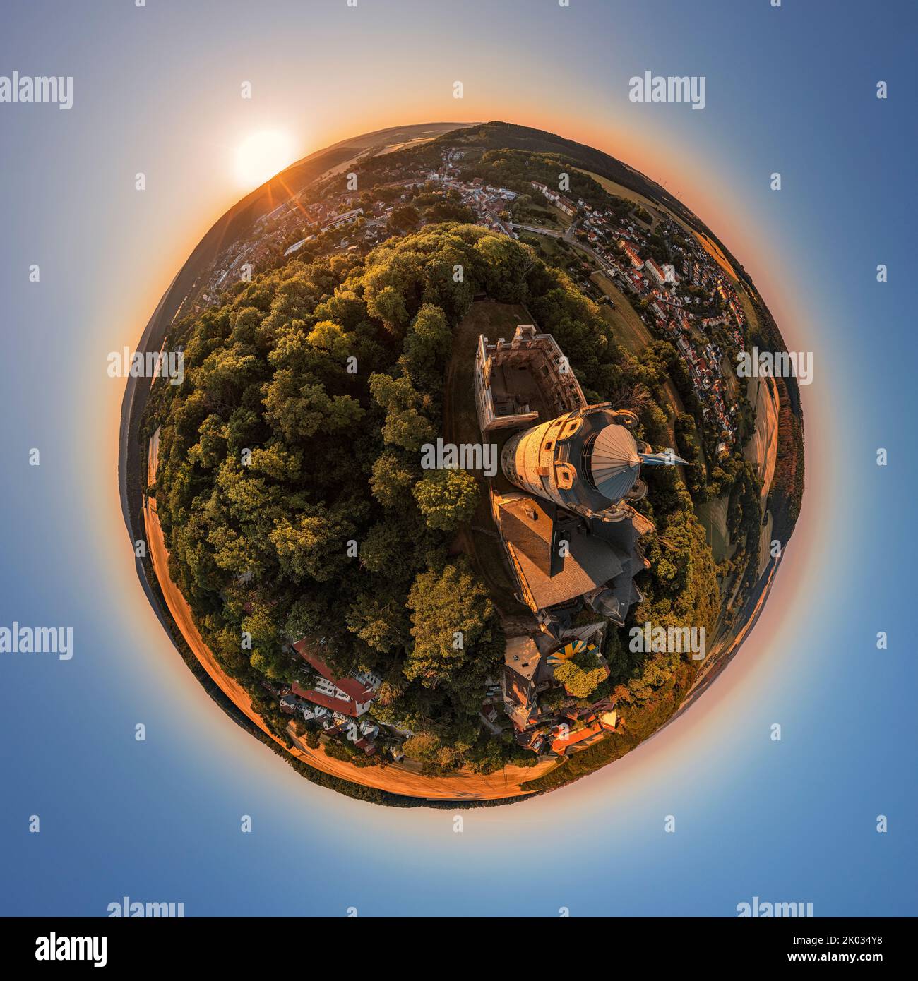 Allemagne, Thuringe, Kranichfeld, ruine, château supérieur, Ville, Ilmtal, Stedten (à droite en arrière-plan), lever du soleil, vue d'ensemble, partiellement contre-jour, panorama sphérique Banque D'Images