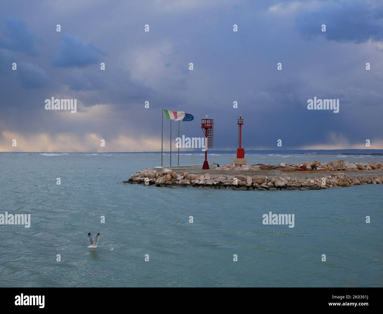 Termoli, Molise, Mer Adriatique, les drapeaux et les deux phares qui indiquent l'entrée de la marina Banque D'Images