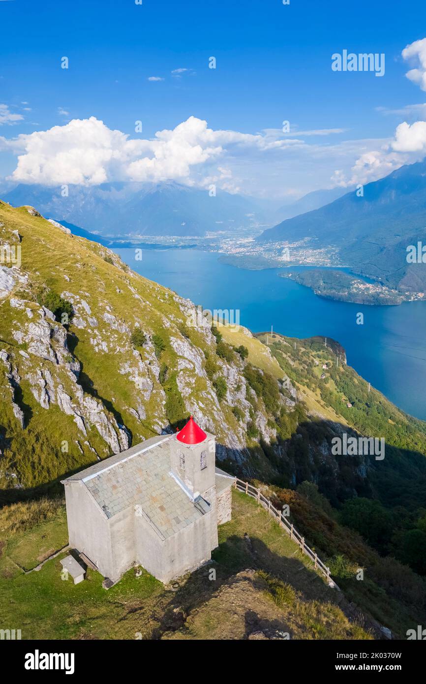 Vue aérienne de l'église de San Bernardo sur les monts au-dessus de Musso surplombant le lac de Côme. Musso, Como district, Lac de Côme, Lombardie, Italie. Banque D'Images