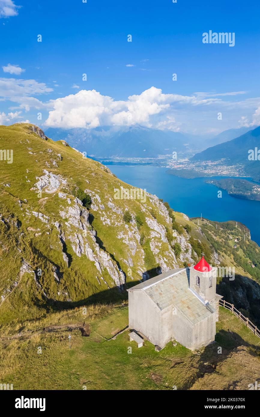 Vue aérienne de l'église de San Bernardo sur les monts au-dessus de Musso surplombant le lac de Côme. Musso, Como district, Lac de Côme, Lombardie, Italie. Banque D'Images