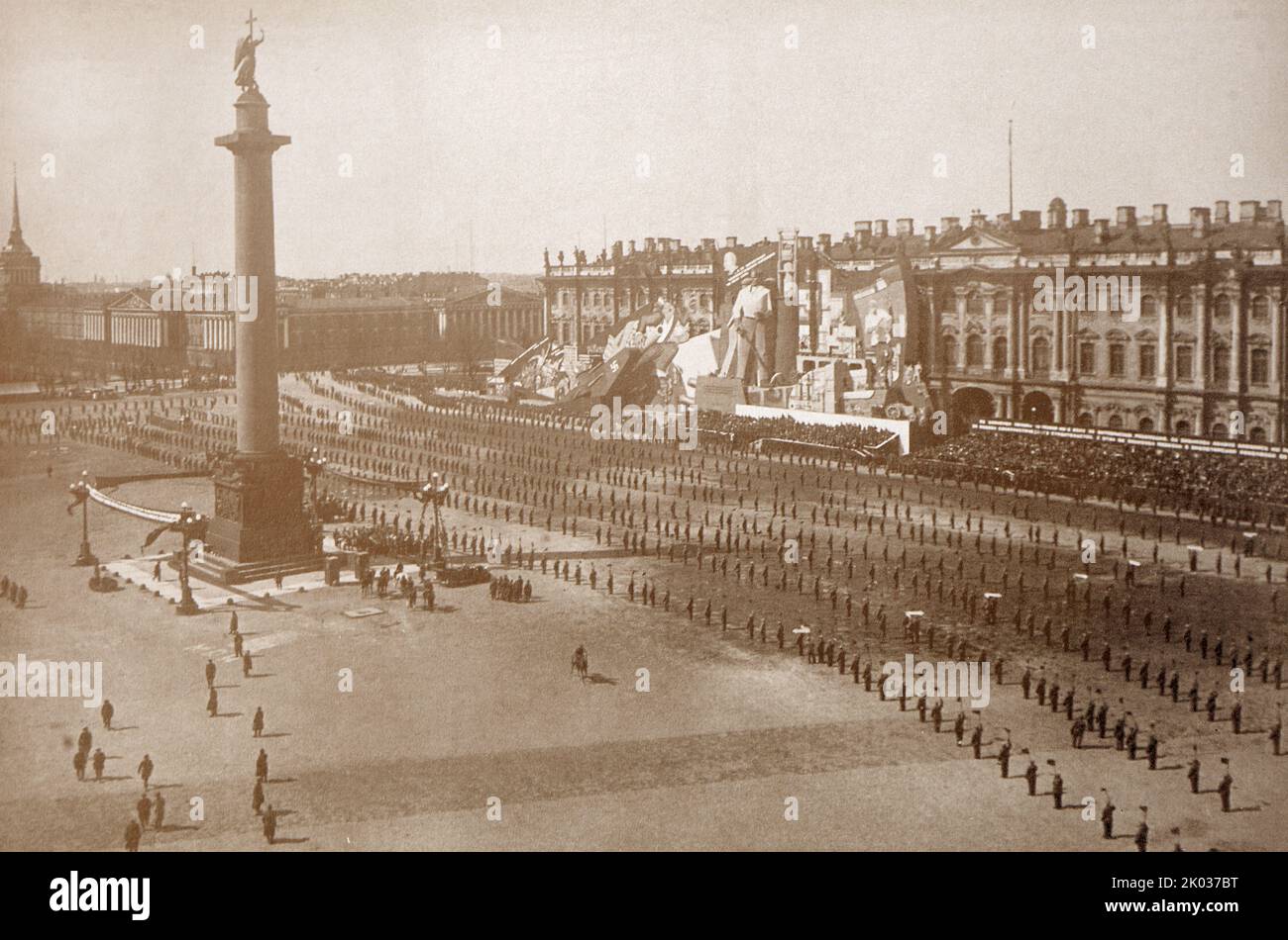 Brigade de l'ISORAM (Union des artistes). Une installation décorative sur la place Uritsky à Leningrad, construite par 1 mai 1932. Banque D'Images