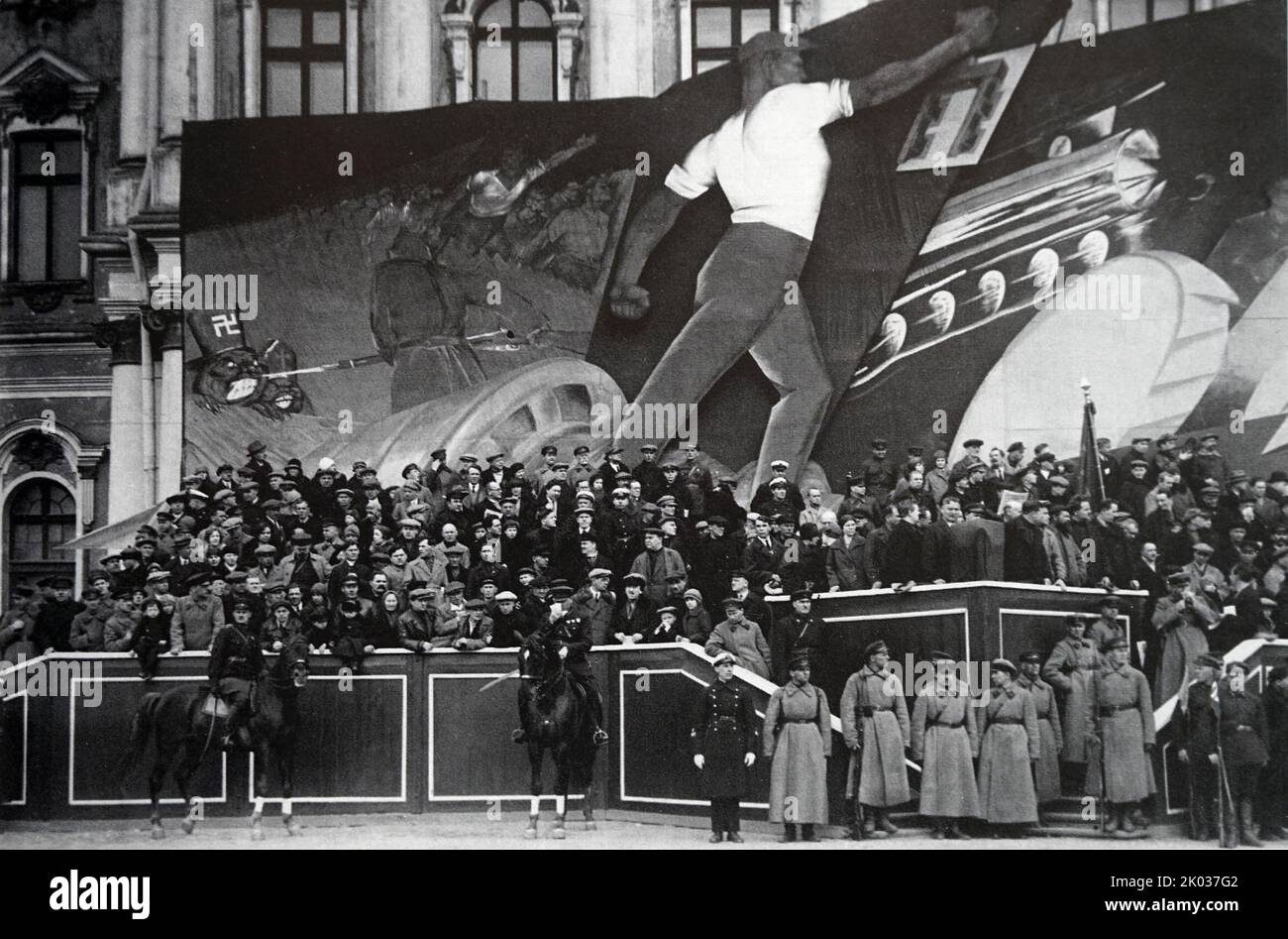 Une installation décorative qui a décoré le podium sur la place Uritsky à Leningrad sur 1 mai 1930. Conçu par une équipe d'étudiants de l'association d'art VKHUTEIN. Banque D'Images