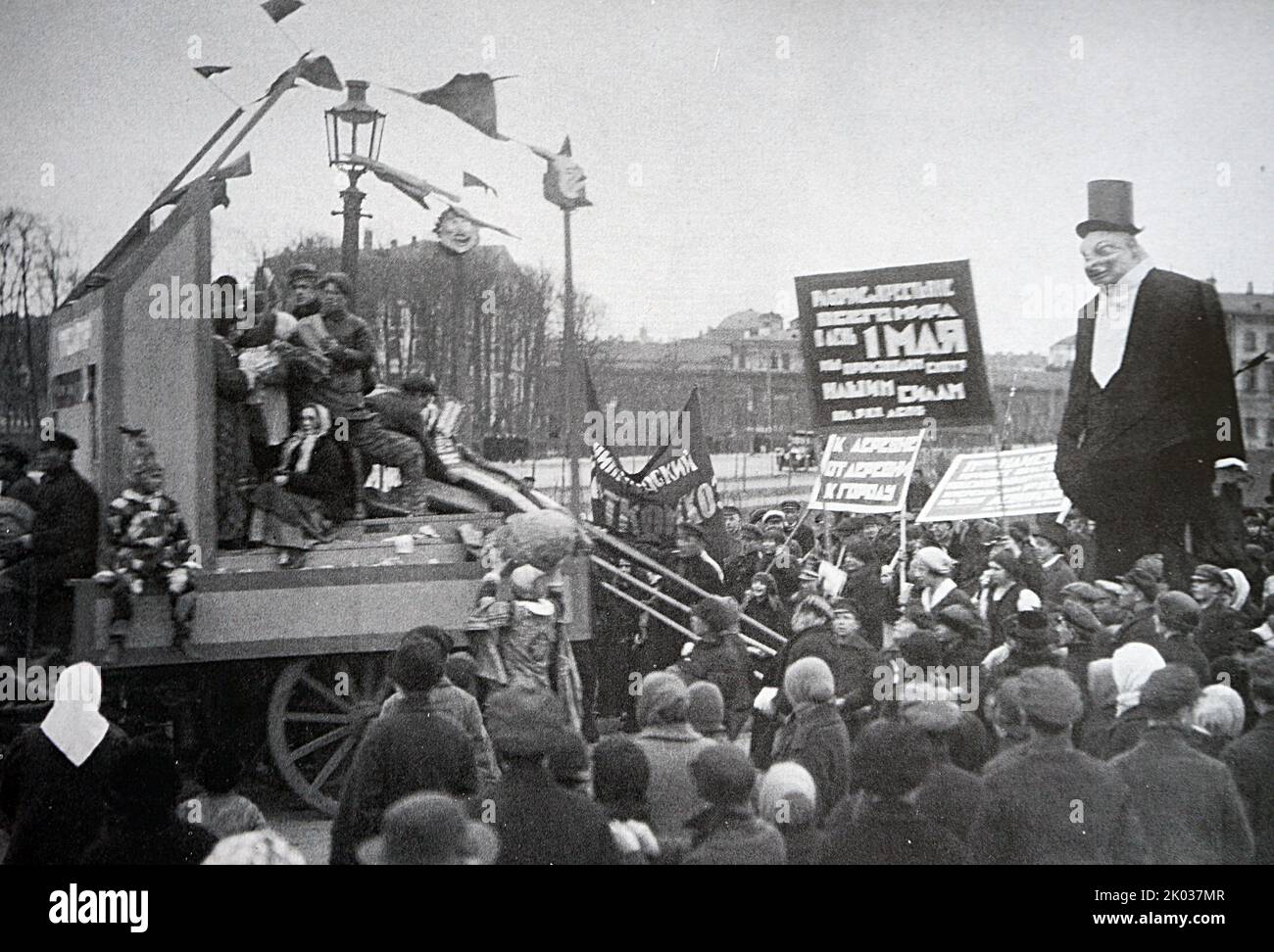 Chariot d'agitation avec un modèle de tour du V. E. Tatlin sur la place Uritsky à Leningrad sur 1 mai 1925. Photo. Banque D'Images