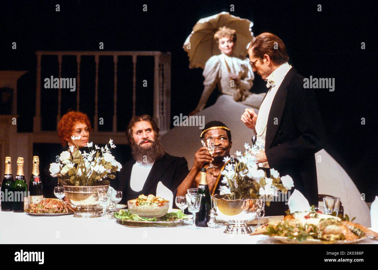Avant, l-r: Sara Kestelman (Henrietta van es), Paul Webster (Dr Brink), Yemi Ajibade (comte Antonio de Rosario), David Bradley (Dr Leander Starr Jamieson) arrière: Sinead Cusack (Daisy Bone) dans LA COUTUME DU PAYS par Nicholas Wright à la Royal Shakespeare Company (RSC), The Pit Barbican Centre, Londres, EC2 12/10/1983 design: Ralph Koltai éclairage: Michael Calf directeur: David Jones Banque D'Images