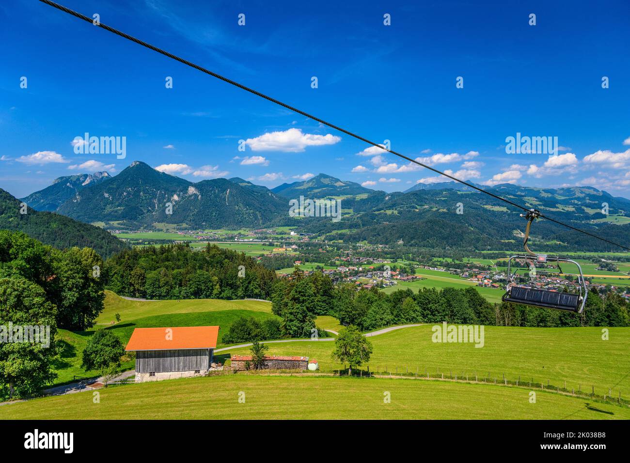 Allemagne, Bavière, comté de Rosenheim, Oberaudorf, vue de Hocheck télésiège sur la vallée de l'auberge contre les Alpes de Chiemgau Banque D'Images