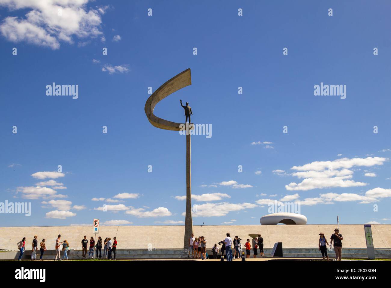 Brasília, District fédéral, Brésil – 23 juillet 2022 : Mémorial du JK à Brasilia avec de nombreux touristes, par une journée claire avec le ciel bleu. Par Oscar Niemeyer. Banque D'Images