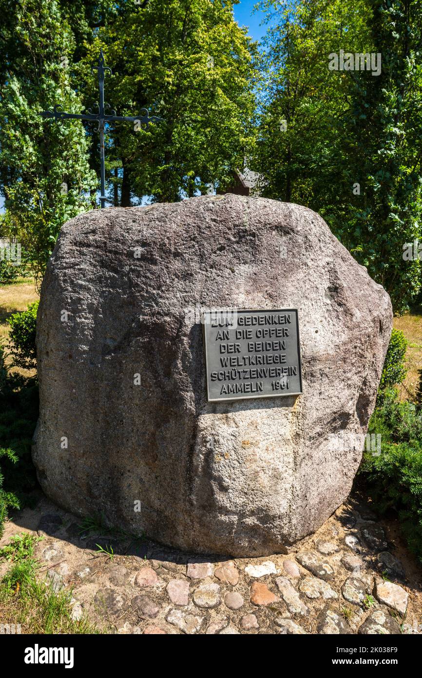 Allemagne, Ahaus, Westmuensterland, Muensterland, Westphalie, Rhénanie-du-Nord-Westphalie, Ahaus-Ammeln, bloc erratique, pierre commémorative pour les victimes de la guerre mondiale I et II donnée par Schuetzenverein Ammeln Banque D'Images