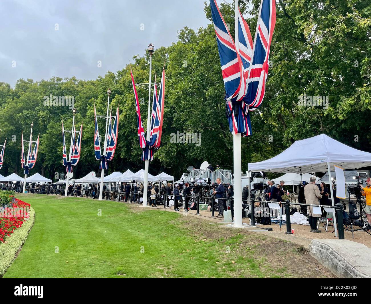 Londres, Royaume-Uni - 9 septembre 2022 : tentes de journalistes devant le palais de Buckingham suite aux événements qui ont suivi la mort de la reine. Banque D'Images