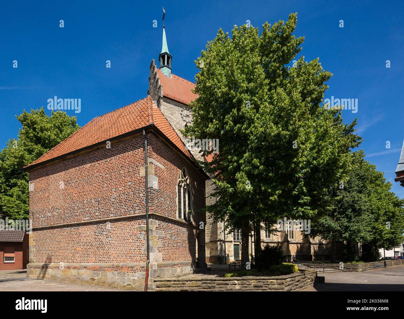 Allemagne, Ahaus, Westmuensterland, Muensterland, Westphalie, Rhénanie-du-Nord-Westphalie, Ahaus-Wessum, église paroissiale catholique Saint-Martinus, tour fortifiée avec pignon étagé, à gauche l'oratoire, chapelle gothique, maison de prière 'Zum Leiden Christi', mémorial de guerre, mémorial, Spaetgotik Banque D'Images