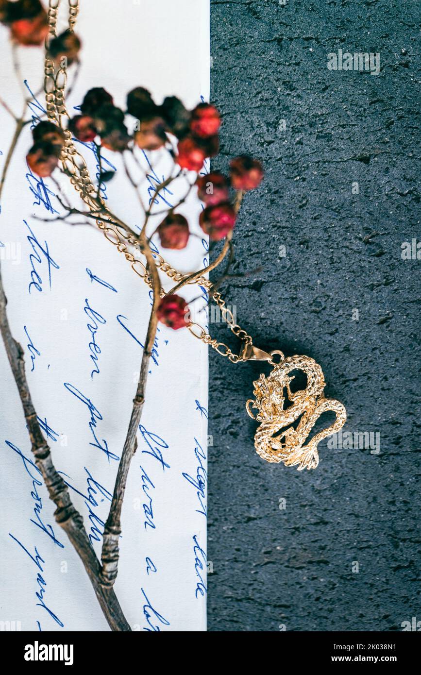 Lettre manuscrite avec collier et branche flétrise Banque D'Images