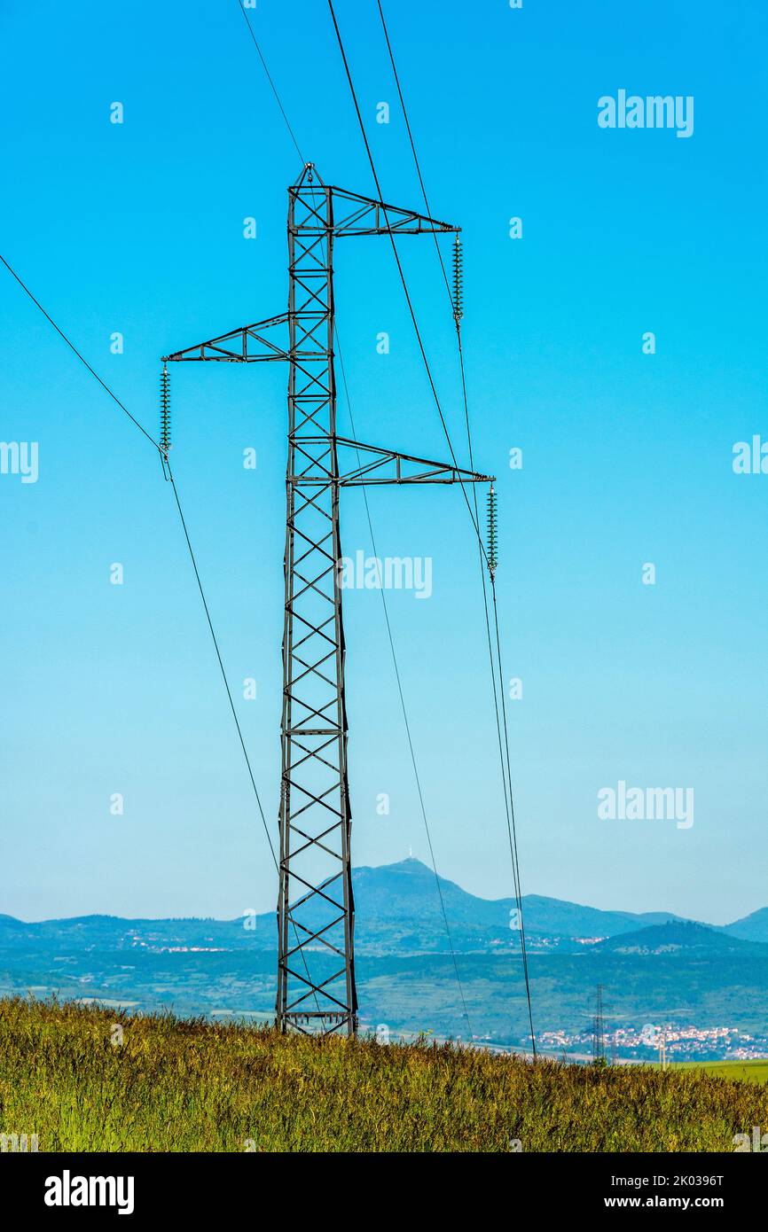 Poste haute tension dans un champ, en arrière-plan le volcan puy de Dome, Puy de Dome, Auvergne Rhône Alpes, France Banque D'Images