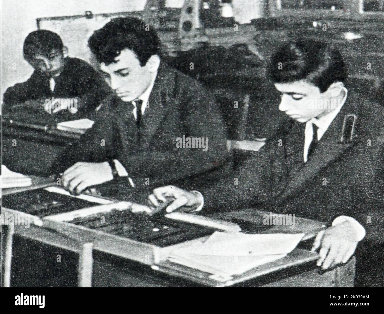 Les enfants du secondaire soviétique étudient pour des carrières dans la fonction publique. 1960 Banque D'Images