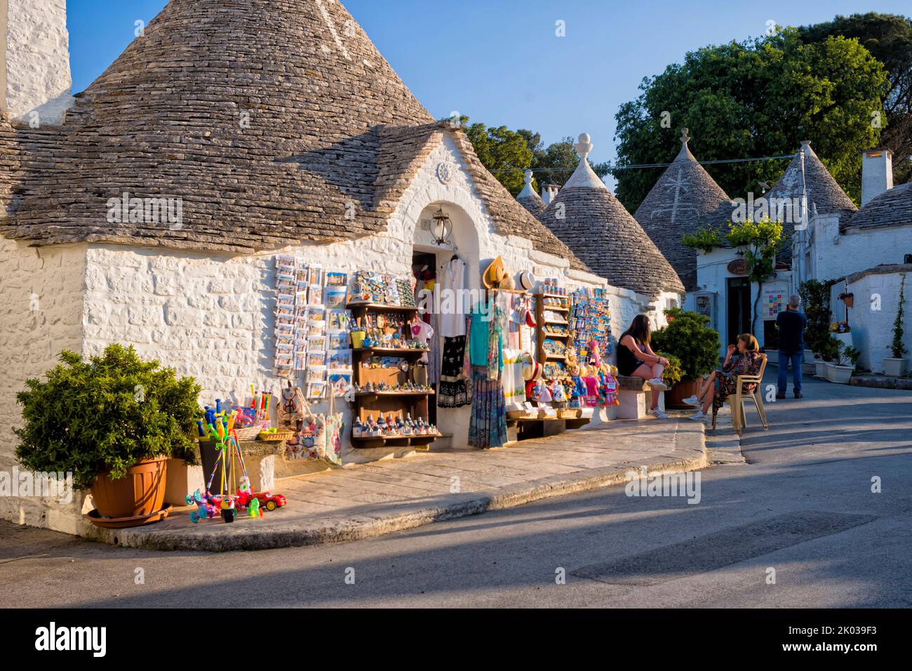 Boutique de souvenirs au trullo à Alberobello, Puglia, Italie Banque D'Images