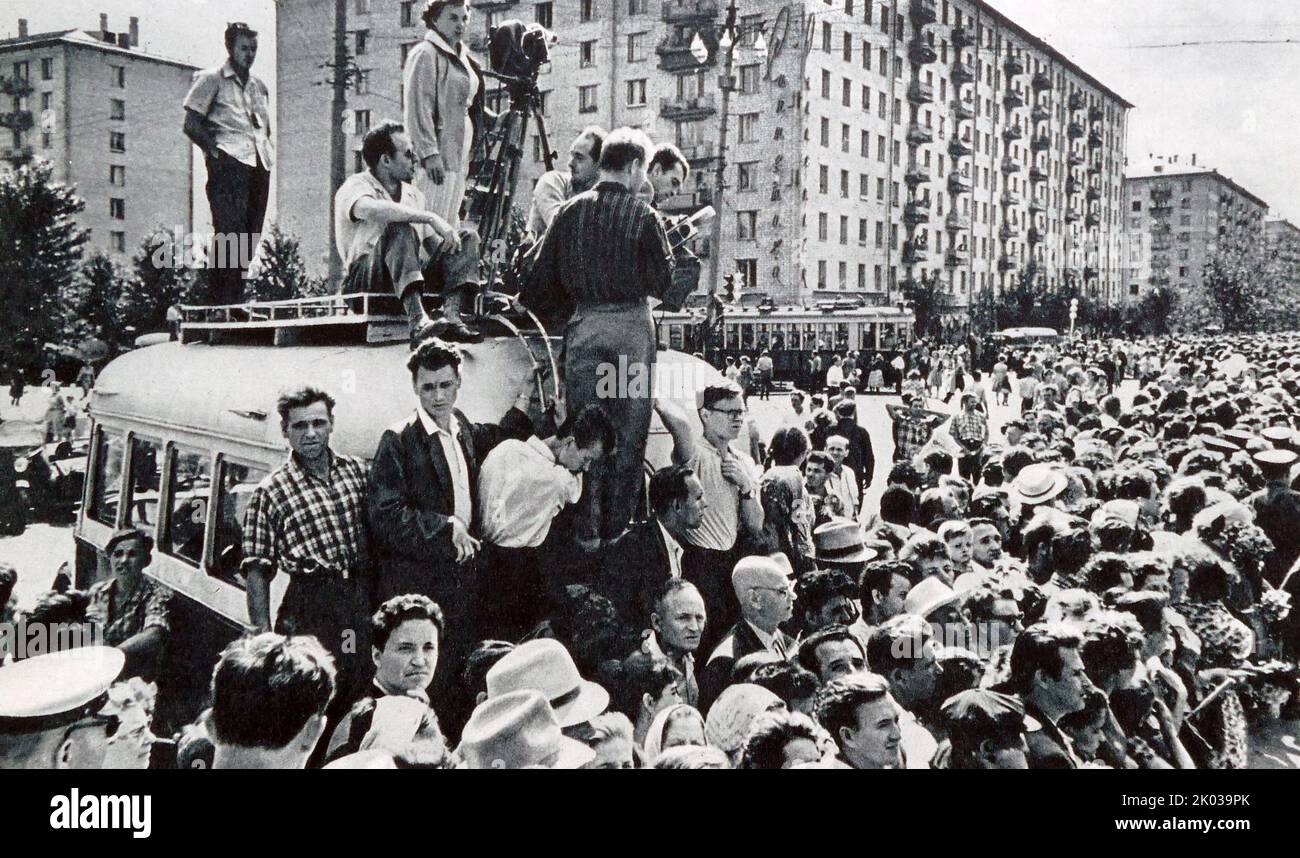 En attente de la foule à Moscou. Après le premier vol spatial habité par Gagarin Banque D'Images
