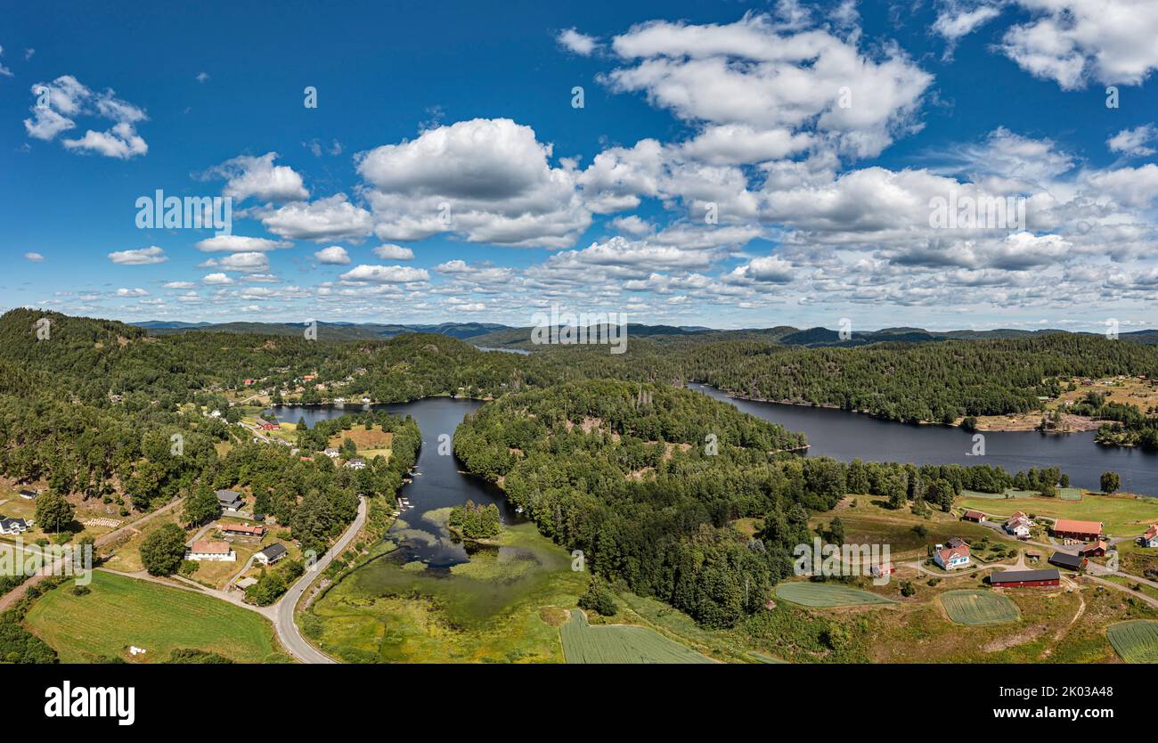 Norvège, Vestfold og Telemark, Larvik, Kjose, maisons isolées, route, farris, lac, forêt, montagnes, vue d'ensemble, vue aérienne Banque D'Images