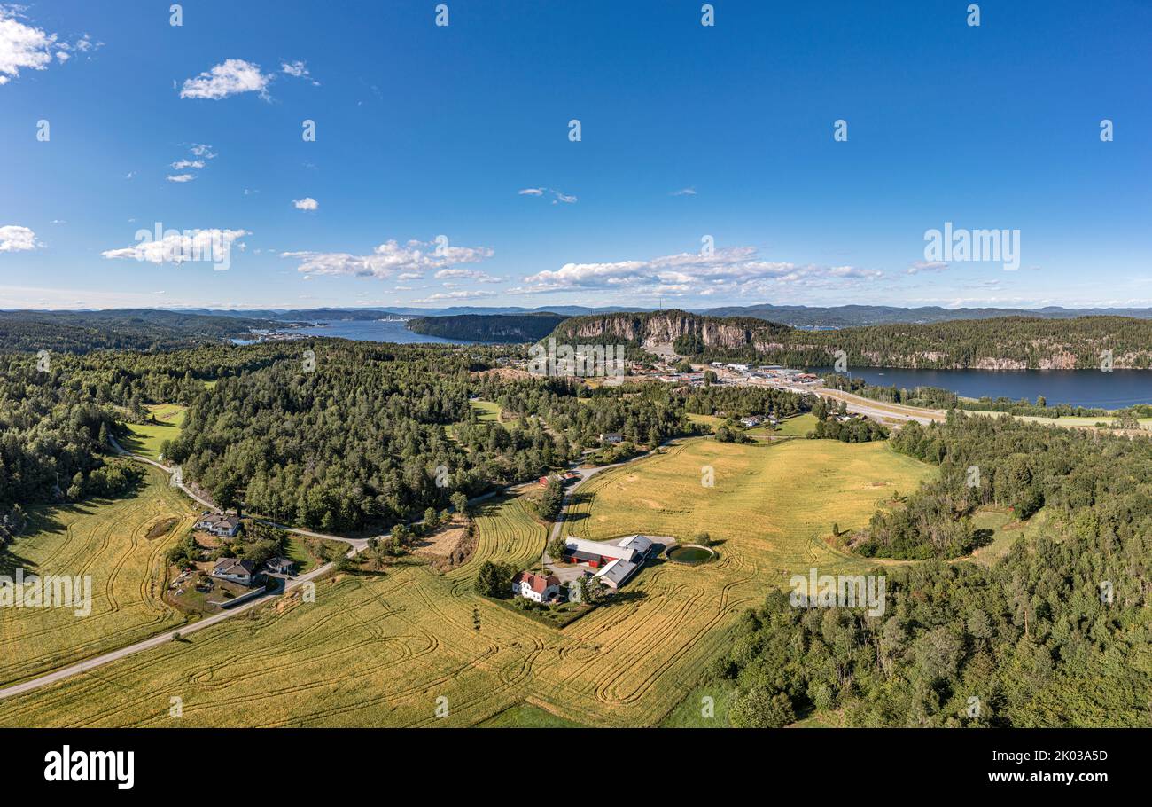Norvège, Vestfold og Telemark, Stathelle, ferme, maisons, forêt, champs, mur de roche (arrière-plan), fjord (arrière-plan), vue d'ensemble, vue aérienne Banque D'Images