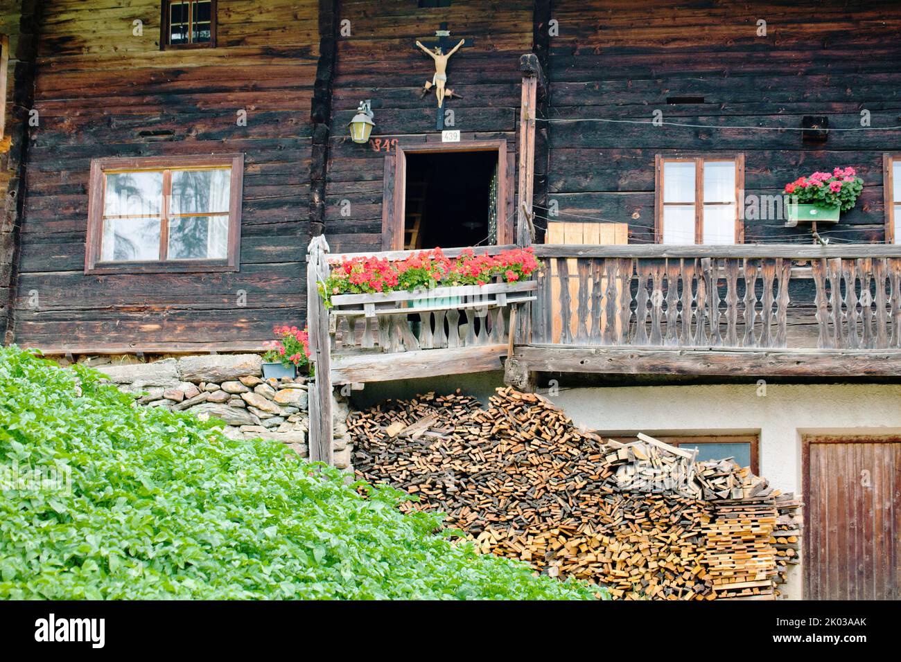 Entrée maison d'une ferme de montagne dans la vallée d'Ulten du Tyrol du Sud Banque D'Images