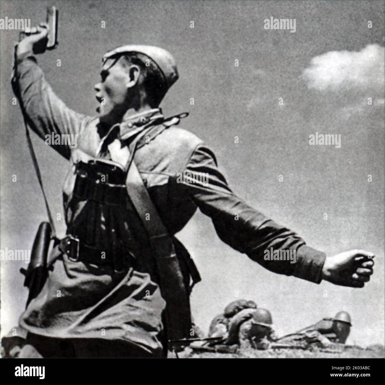 Un officier politique soviétique junior armé d'un Tokarev TT-33 Service Pistol exhorte les troupes soviétiques à s'opposer aux positions allemandes pendant la Seconde Guerre mondiale 1941. Banque D'Images
