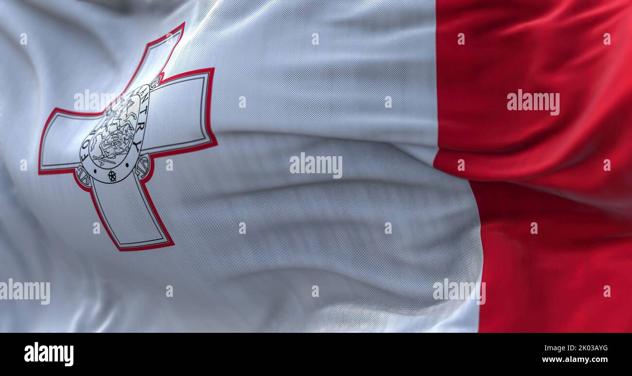Vue rapprochée du drapeau national maltais qui agite dans le vent. La République de Malte est un pays insulaire de la mer Méditerranée. Tissu texturé Banque D'Images