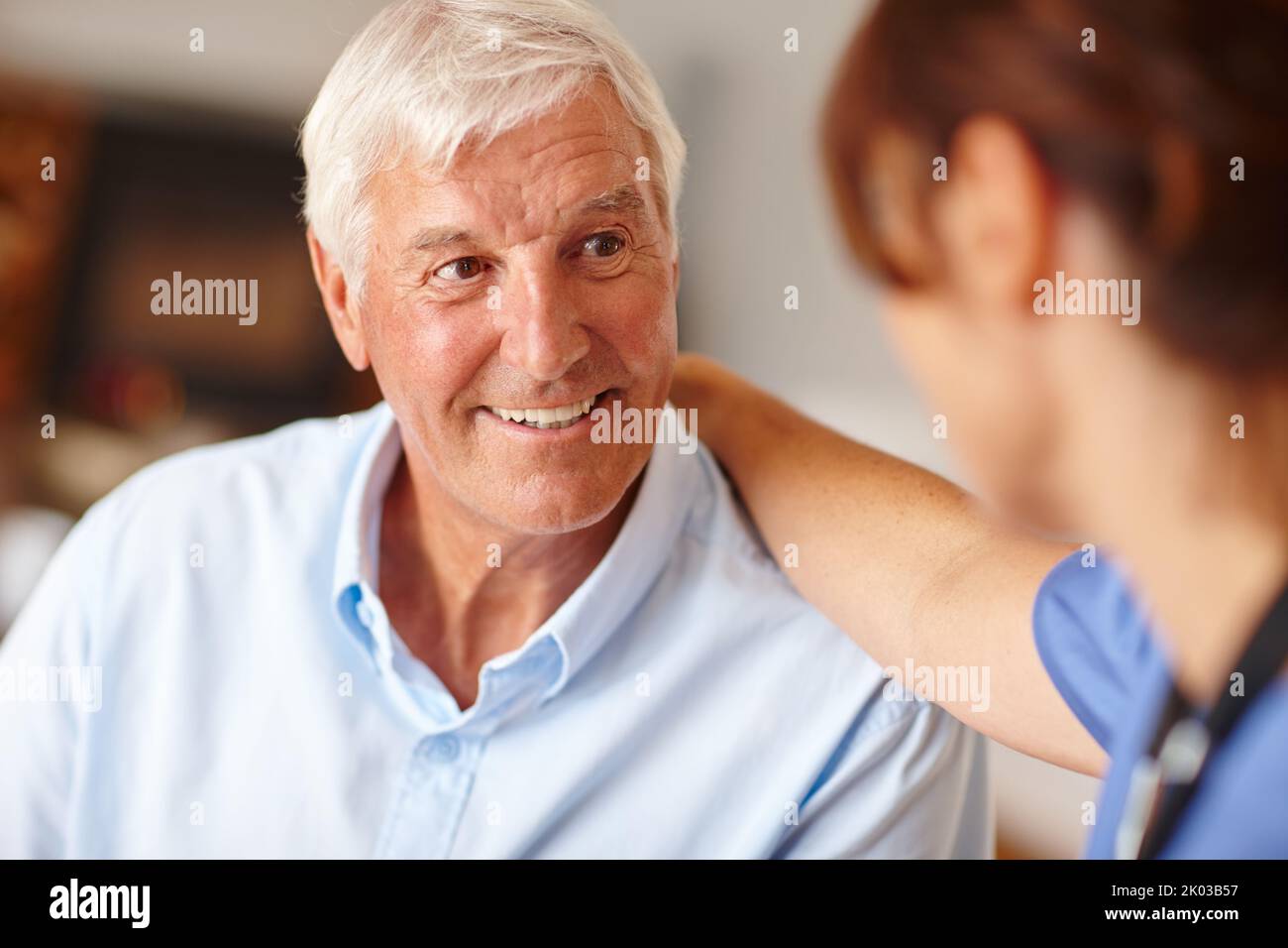 C'est ici qu'une infirmière de sexe féminin s'occupe bien de lui. Banque D'Images