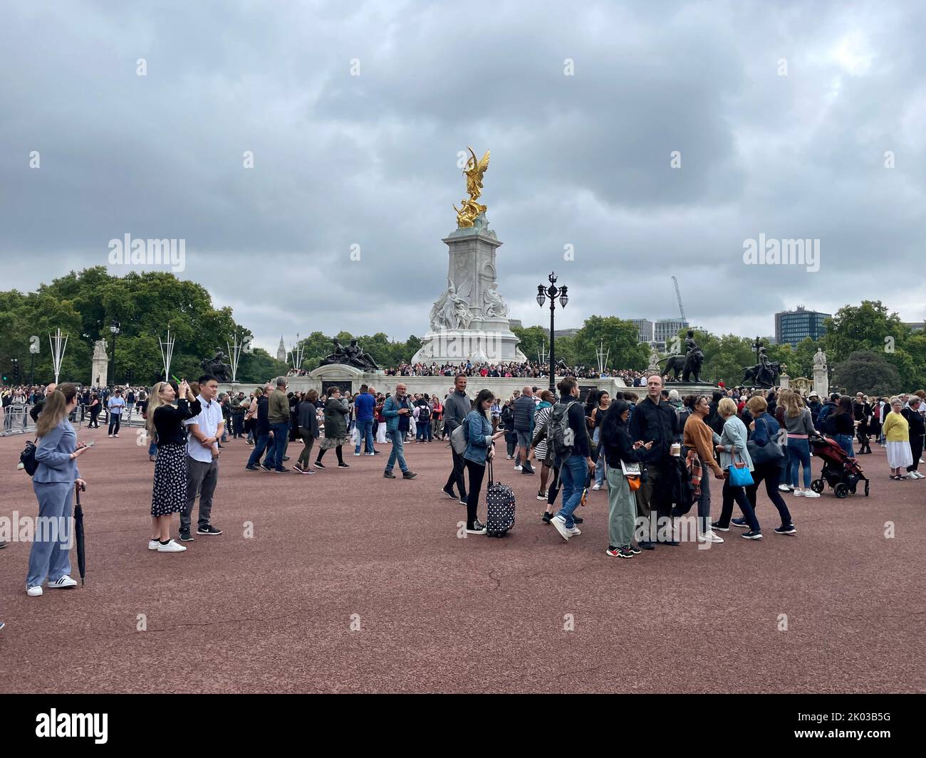 Londres, Royaume-Uni - 9 septembre 2022: Un rassemblement de personnes devant le Palais de Buckingham pour honorer la mémoire de la Reine Elizabeth II décédée Banque D'Images