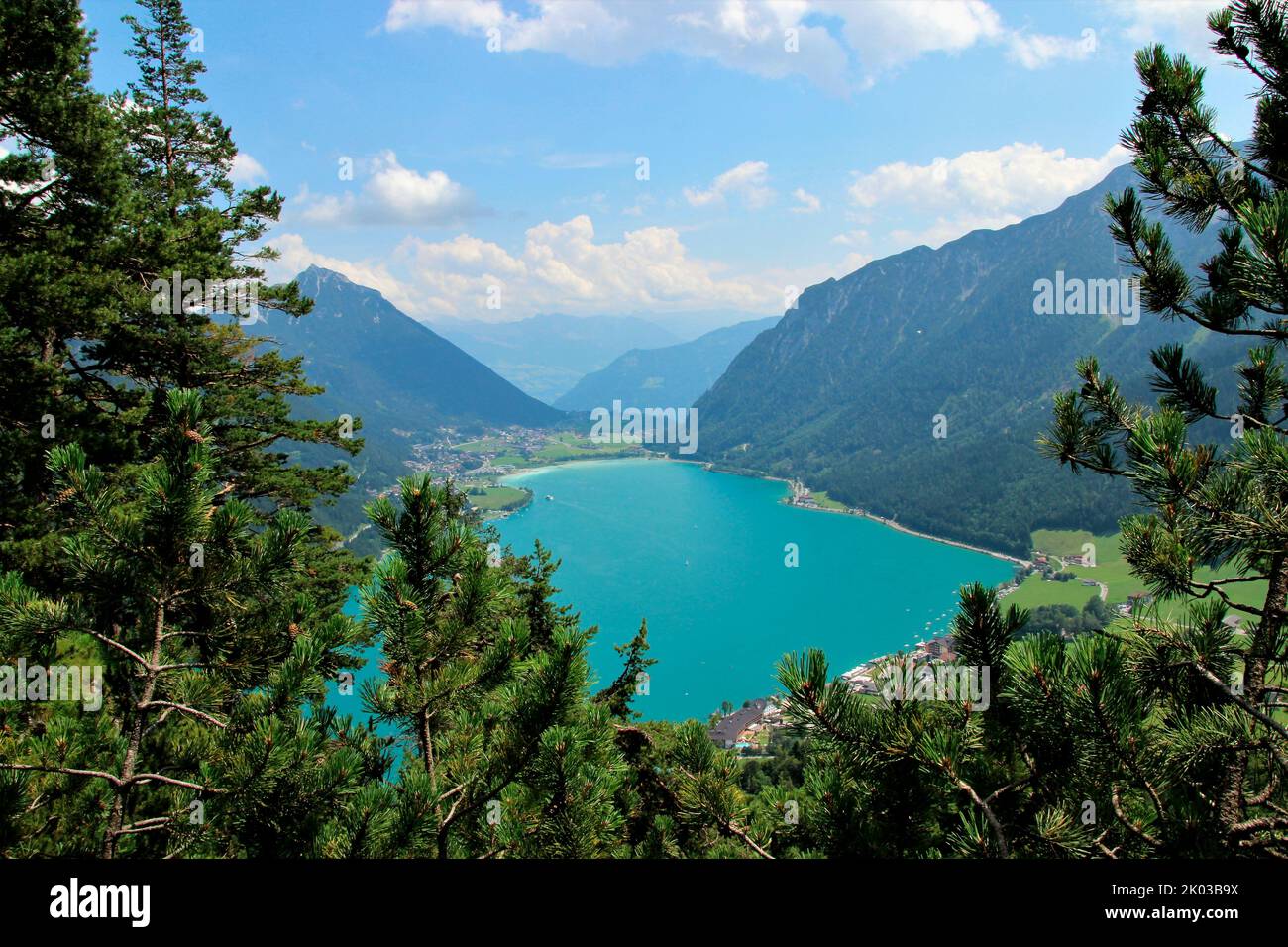 Vue sur Achensee, Maurach en arrière-plan, Pertisau en premier plan, tout en randonnée à Seebergspitze, panorama alpin, Tyrol, Autriche Banque D'Images