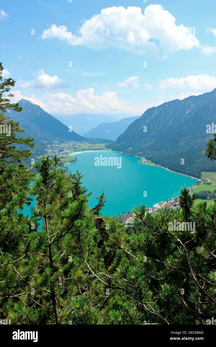 Vue sur Achensee, Maurach en arrière-plan, Pertisau en premier plan, tout en randonnée à Seebergspitze, panorama alpin, Tyrol, Autriche Banque D'Images