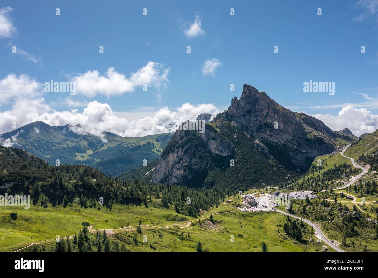 Image de drone de la réserve naturelle des Dolomites d'Ampezzo. Banque D'Images